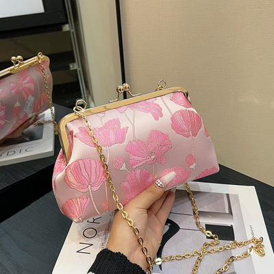 NEW CLIP CHAIN BAG สไตล์จีน กระเป๋าเปลือกกระเป๋ากระเป๋ากระเป๋าดอกไม้กระเป๋าไหล่กระเป๋าแฟชั่น อาหารเย็น กระเป๋ากระเป๋าสําหรับผู้หญิง