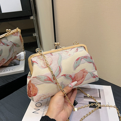 NEW CLIP CHAIN BAG สไตล์จีน กระเป๋าเปลือกกระเป๋ากระเป๋ากระเป๋าดอกไม้กระเป๋าไหล่กระเป๋าแฟชั่น อาหารเย็น กระเป๋ากระเป๋าสําหรับผู้หญิง