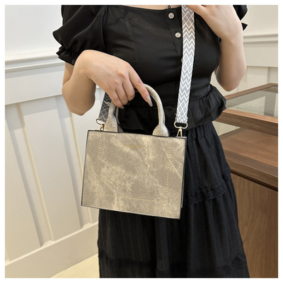 VINTAGE CHIC TEXTURED LETTER TOTE BAG กระเป๋าผ้าผู้หญิง 2024 กระเป๋าผ้าแฟชั่นขนาดใหญ่