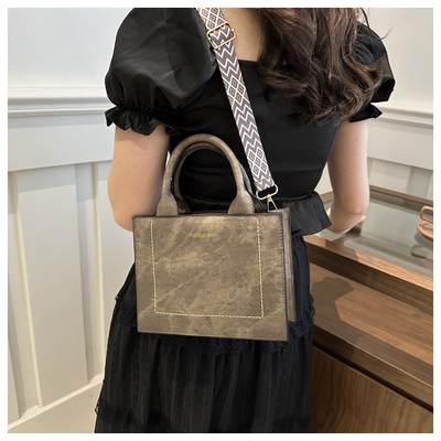 VINTAGE CHIC TEXTURED LETTER TOTE BAG กระเป๋าผ้าผู้หญิง 2024 กระเป๋าผ้าแฟชั่นขนาดใหญ่