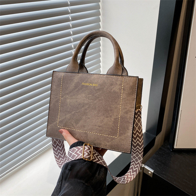 VINTAGE CHIC TEXTURED LETTER TOTE BAG กระเป๋าผ้าผู้หญิง 2024 กระเป๋าผ้าแฟชั่นขนาดใหญ่