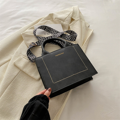 VINTAGE CHIC TEXTURED LETTER TOTE BAG กระเป๋าผ้าผู้หญิง 2024 กระเป๋าผ้าแฟชั่นขนาดใหญ่